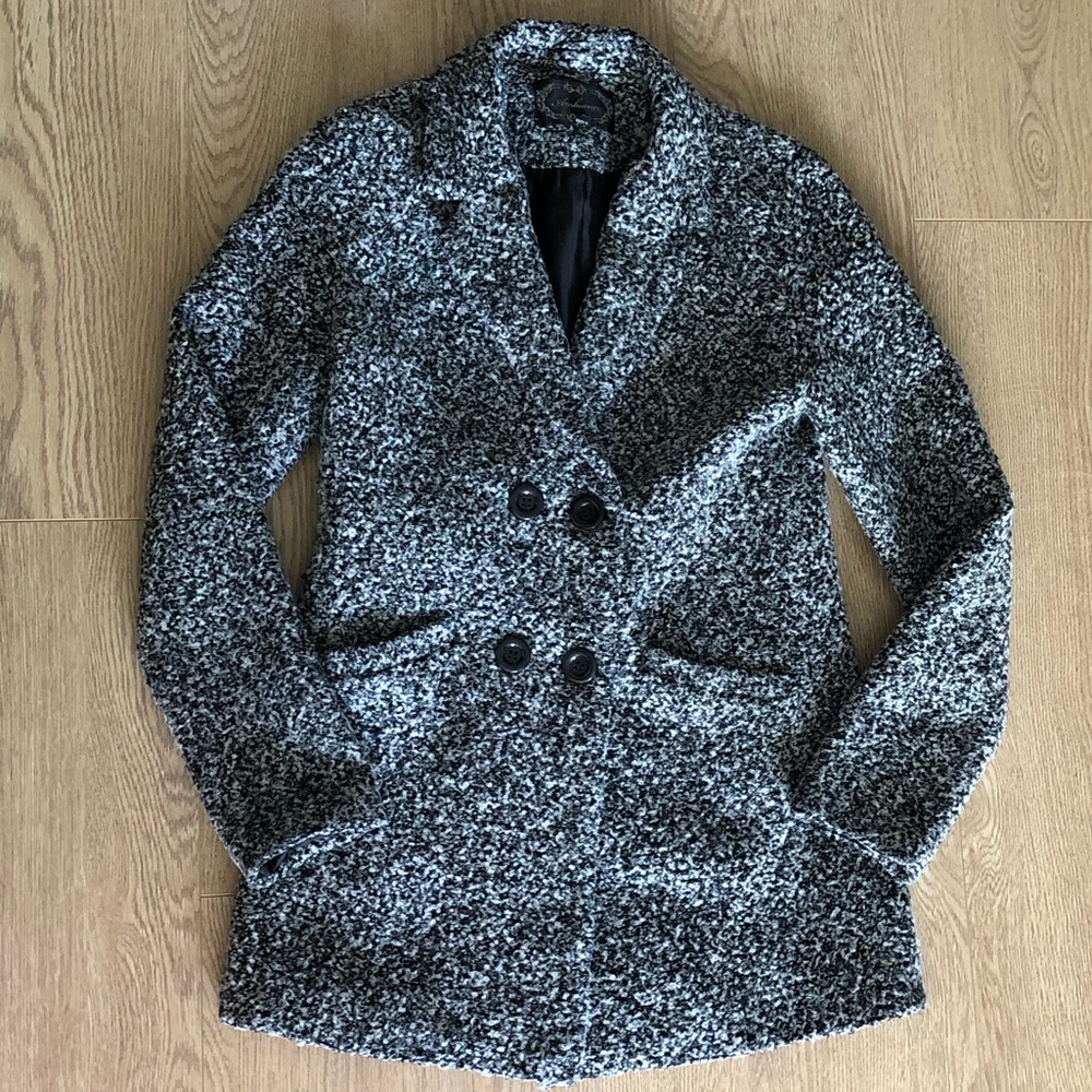 Button-up textured coat with pockets